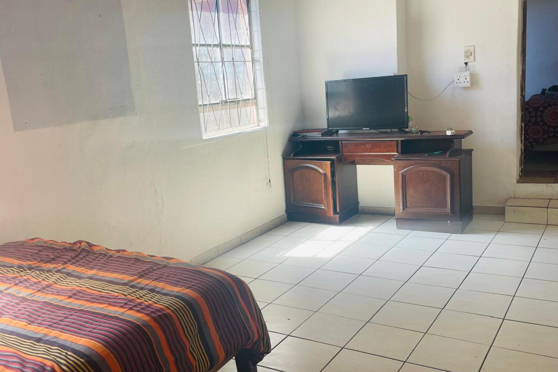 Spacious 4 Bedroom Maisonette for Sale in Valhalla Park