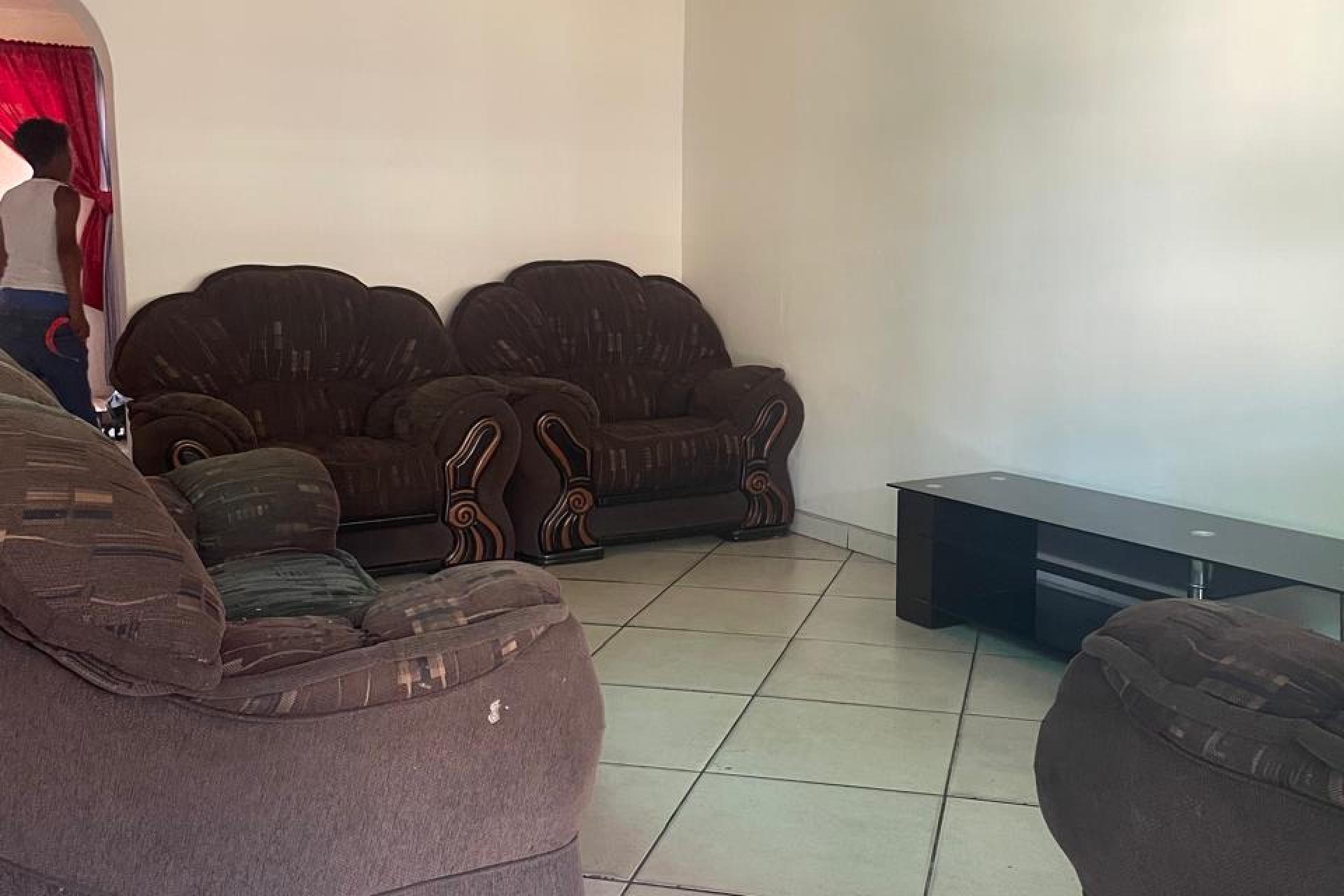 Spacious 4 Bedroom Maisonette for Sale in Valhalla Park