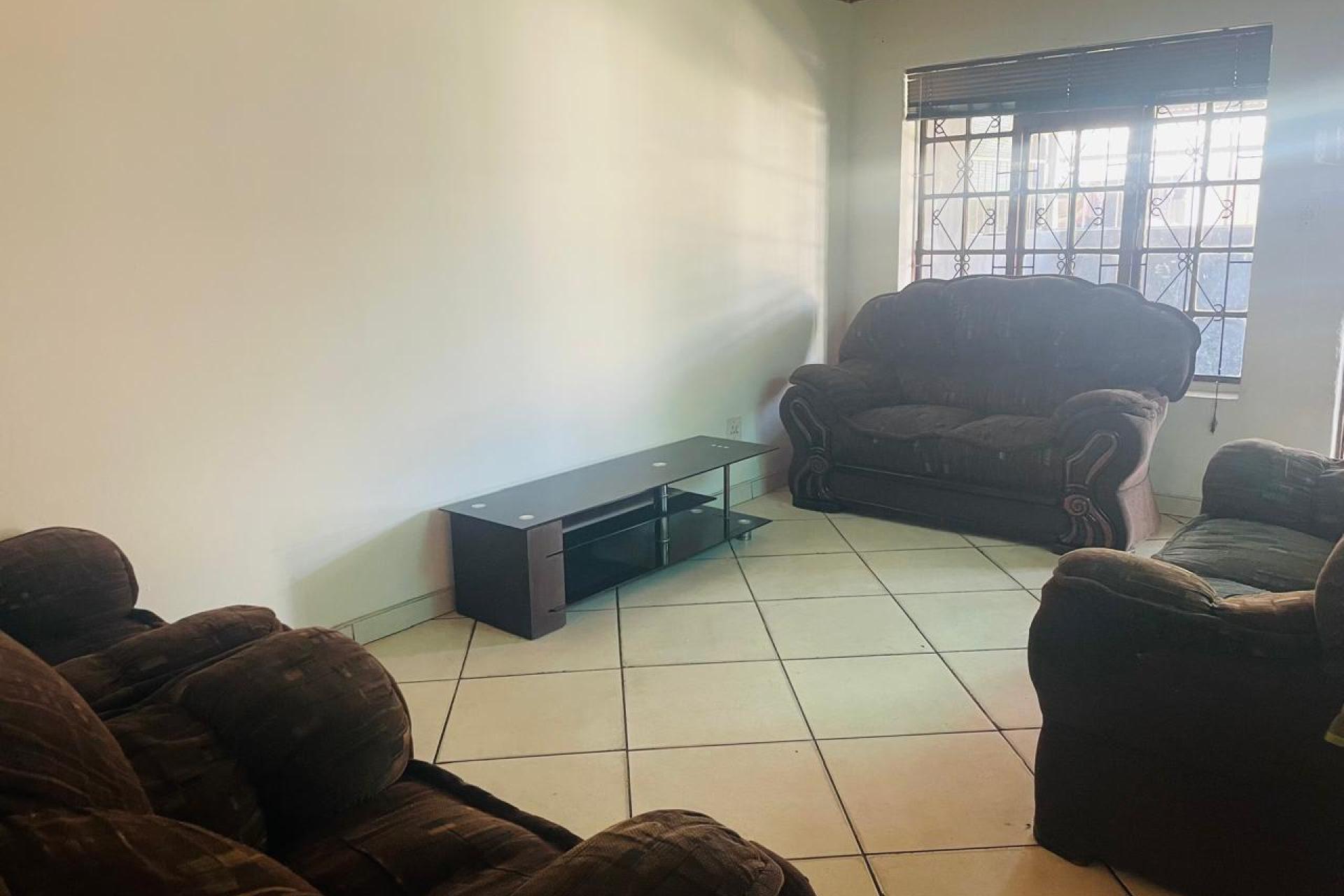 Spacious 4 Bedroom Maisonette for Sale in Valhalla Park