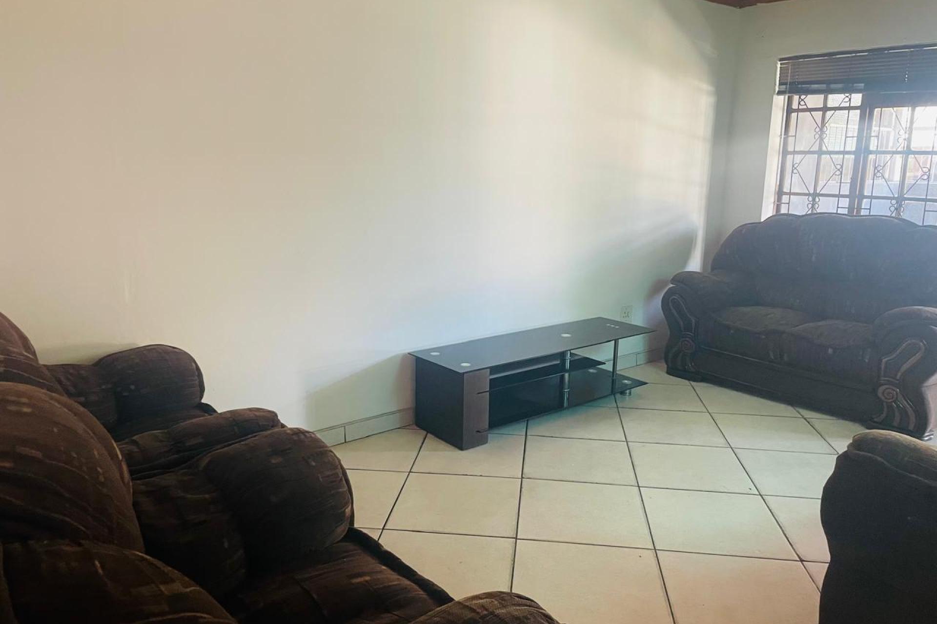 Spacious 4 Bedroom Maisonette for Sale in Valhalla Park