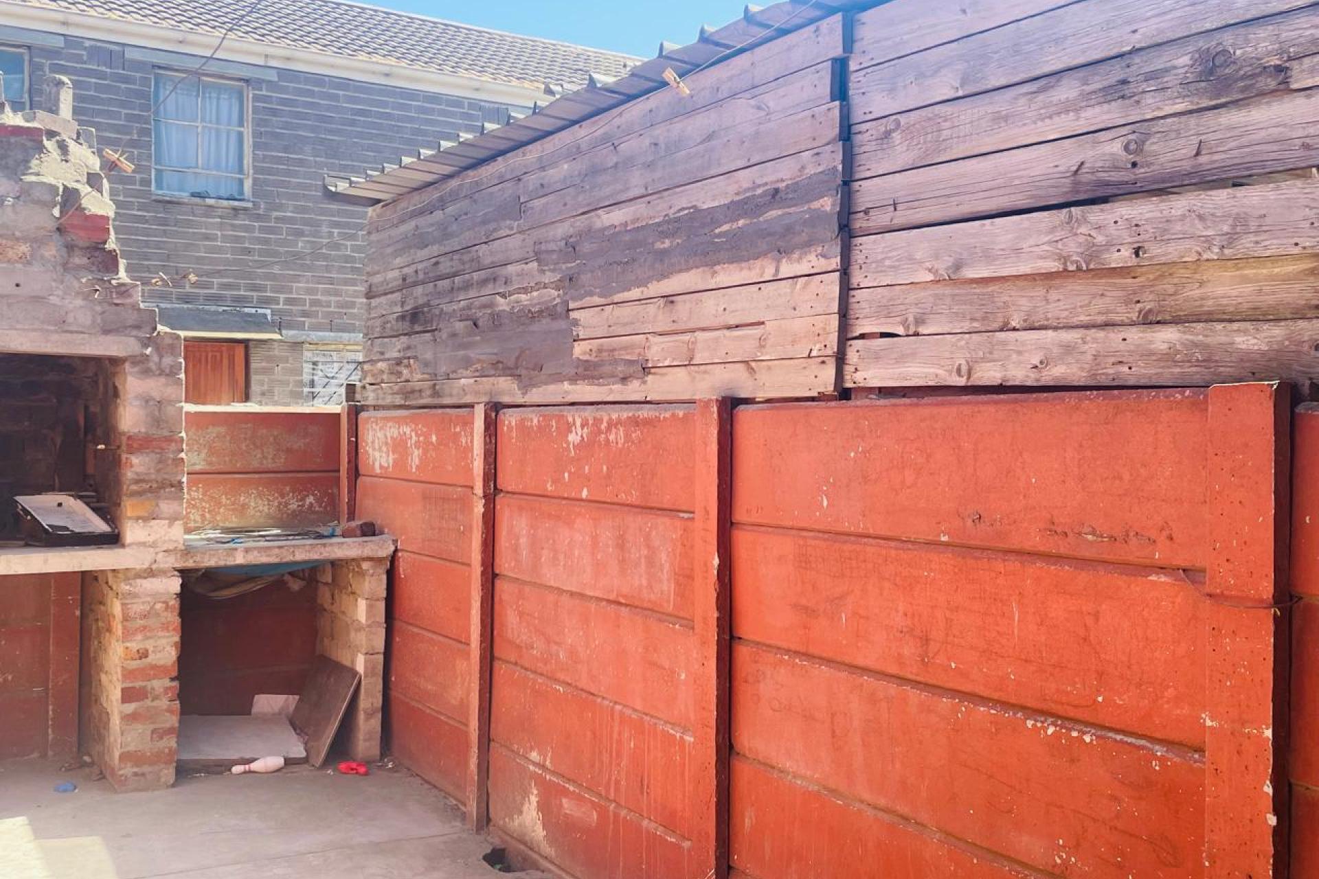 Spacious 4 Bedroom Maisonette for Sale in Valhalla Park