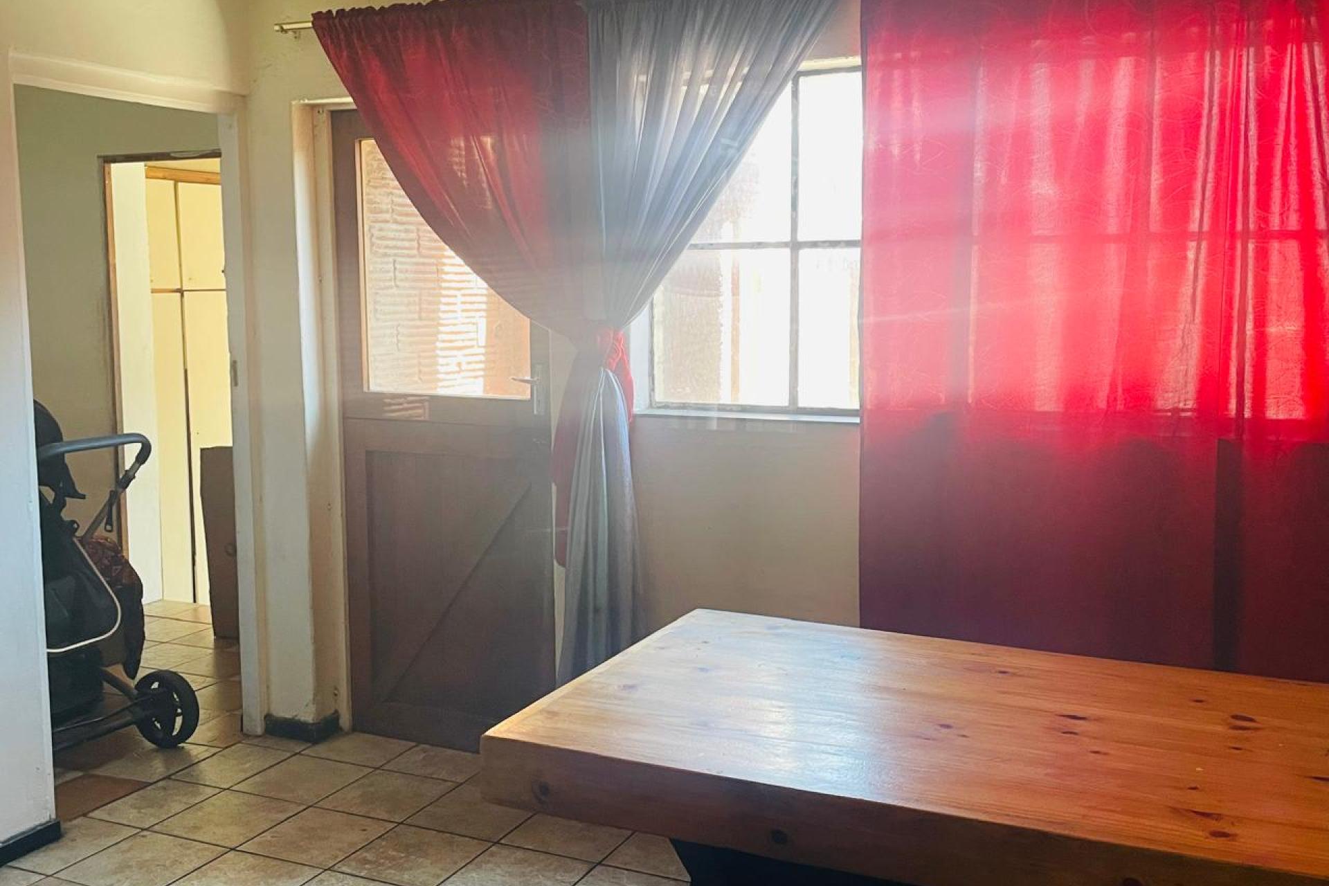 Spacious 4 Bedroom Maisonette for Sale in Valhalla Park