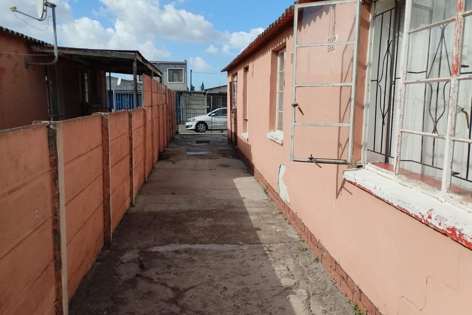 2-Bedroom Home for Sale in Valhalla Park – Large Plot with Expansion Potential