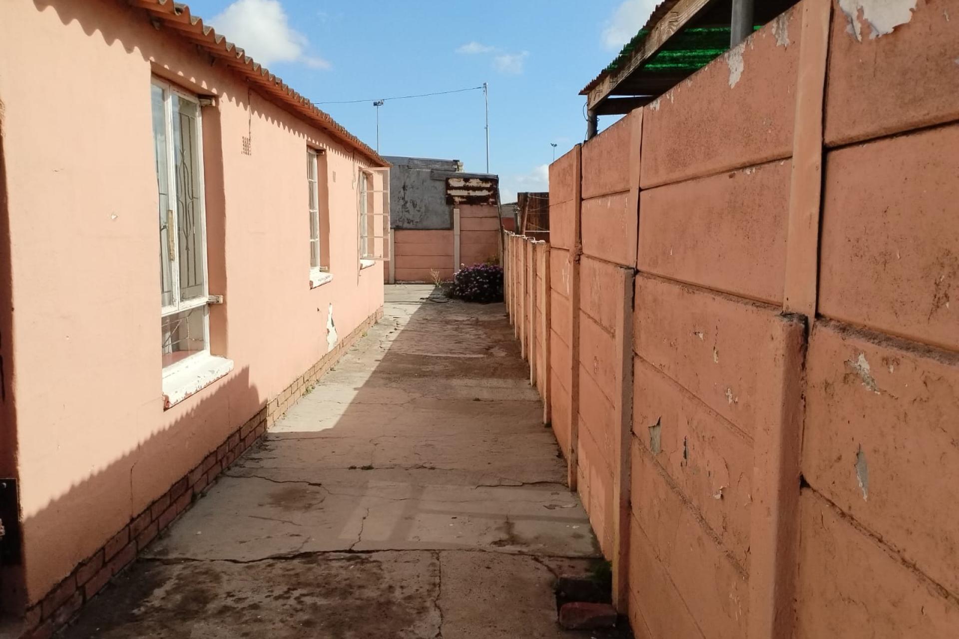 2-Bedroom Home for Sale in Valhalla Park – Large Plot with Expansion Potential