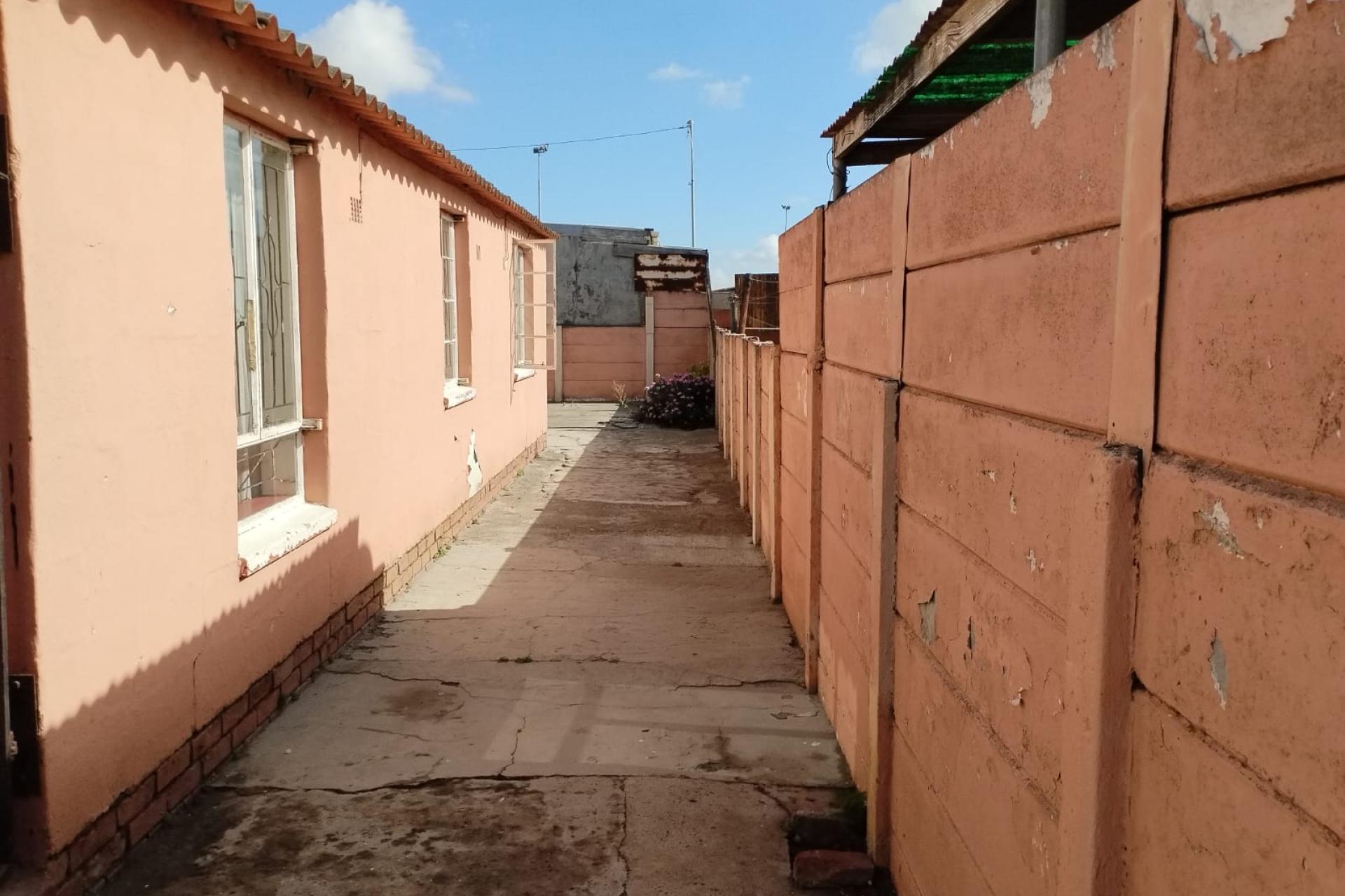 2-Bedroom Home for Sale in Valhalla Park – Large Plot with Expansion Potential