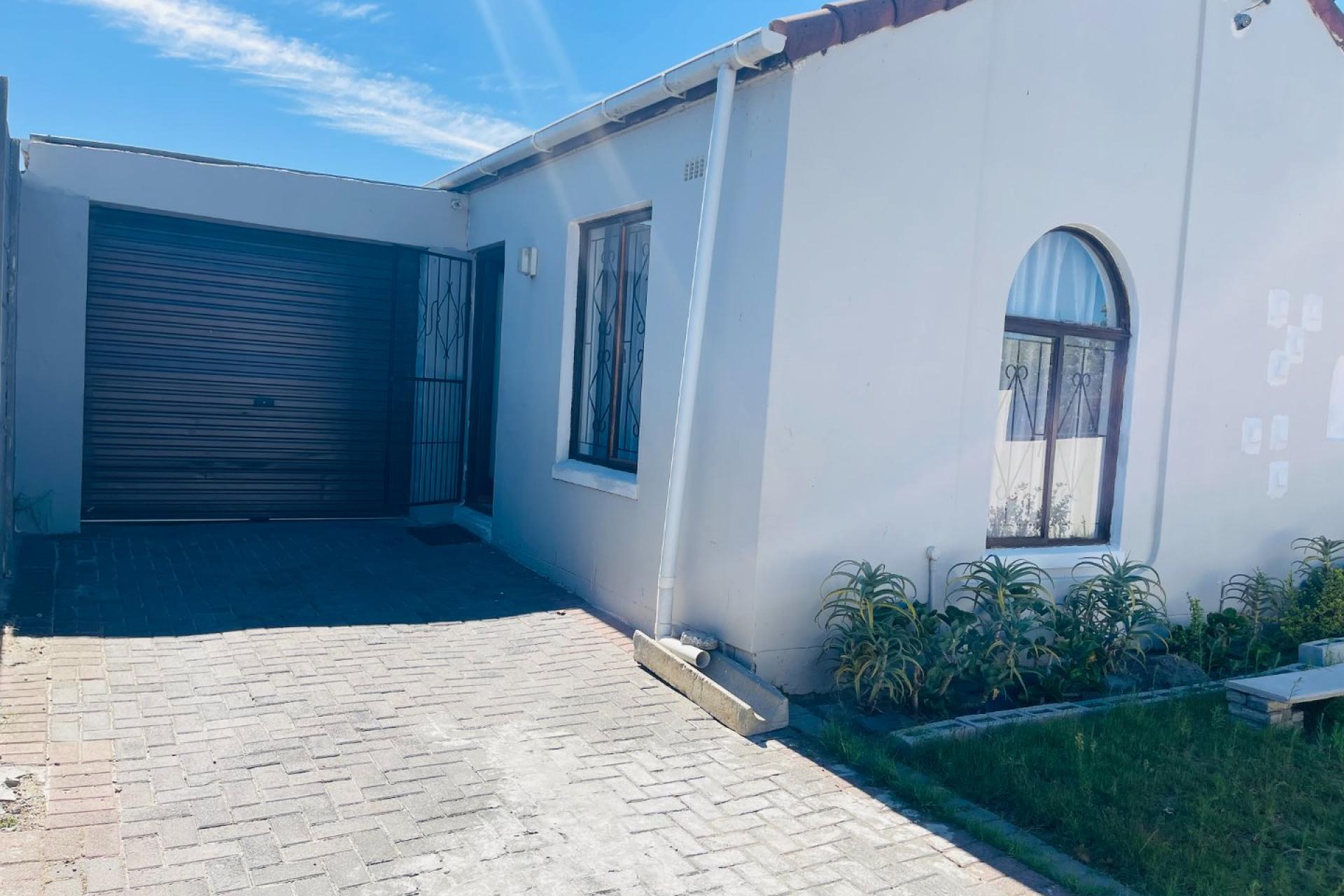 SOLE AND EXCLUSIVE MANDATE! 3-Bedroom Home for Sale in Santana Village, Eerste RiverSOLE AND EXCLUSIVE MANDATE! 3-Bedroom Home for Sale in Santana Village, Eerste River