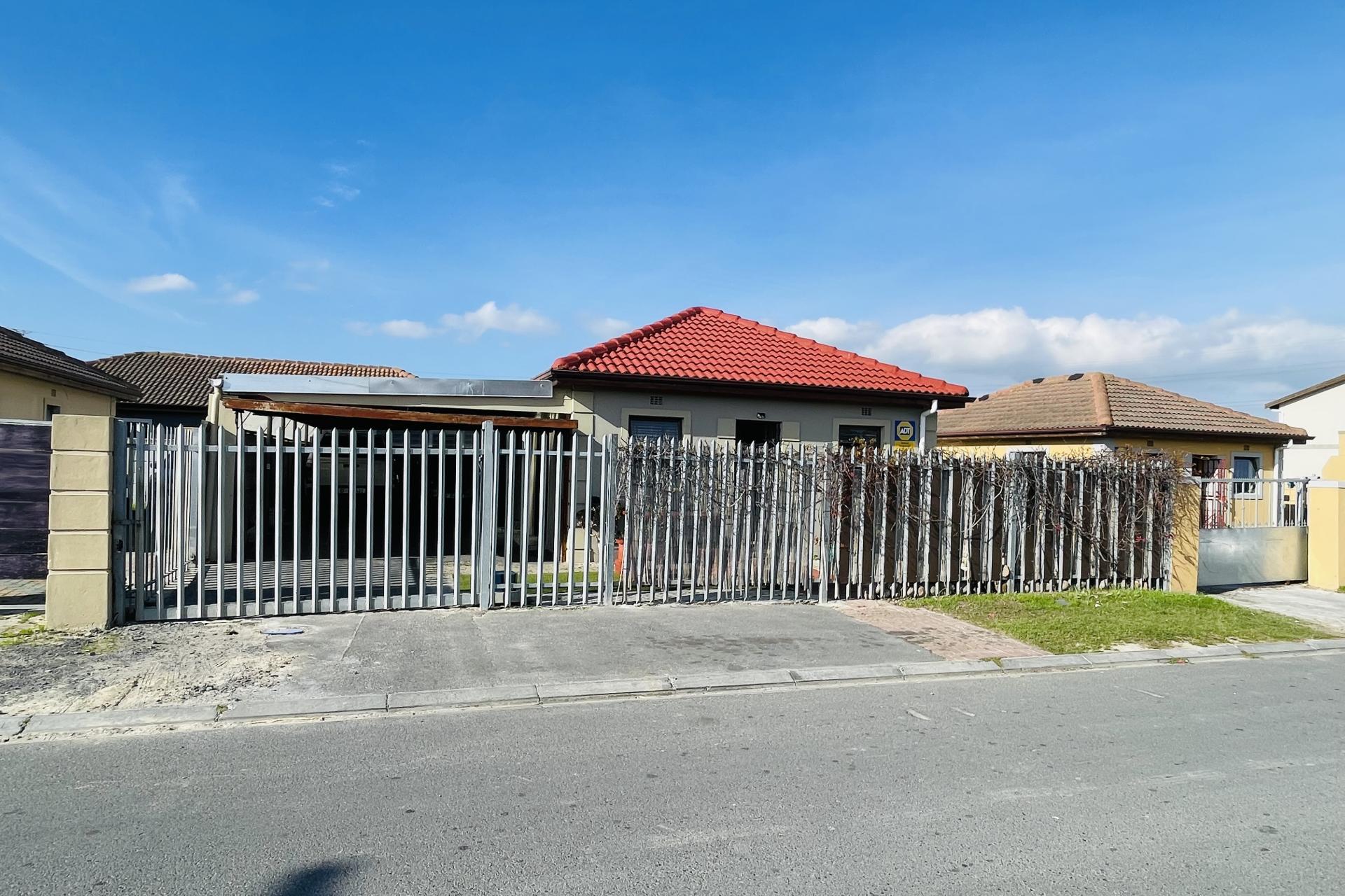 IMMACULATE 3 BEDROOM HOME FOR SALE JUBILEE PARK EERSTE RIVER