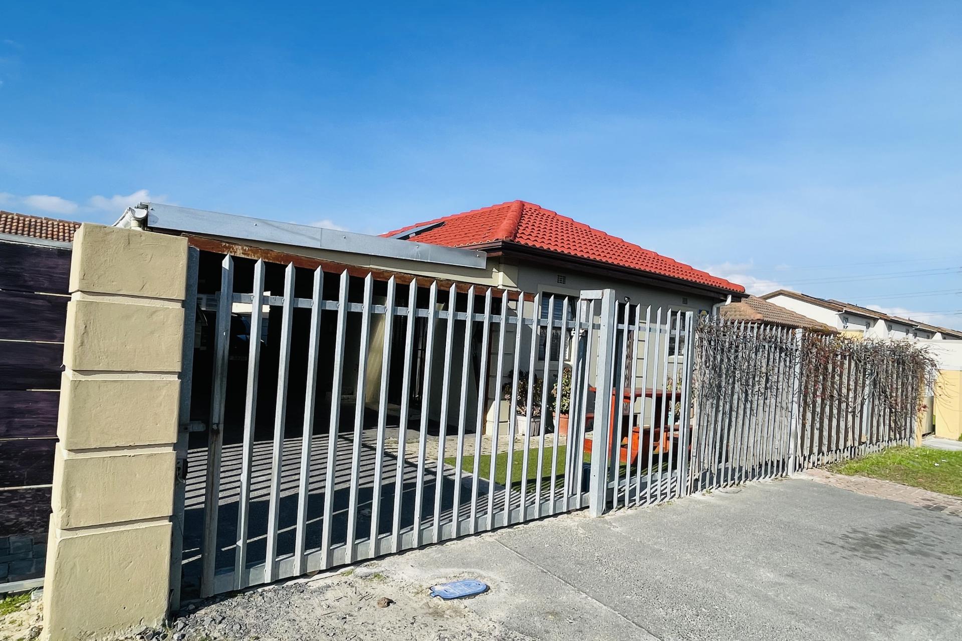 IMMACULATE 3 BEDROOM HOME FOR SALE JUBILEE PARK EERSTE RIVER